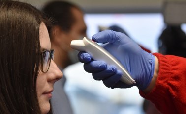 Fuera de China se confirmaron más de 240 casos. AFP