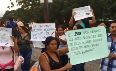 Padres de familia protestan en el Puente Internacional Francisco de Paula Santander.  Captura pantalla de video Twitter @RedMasNoticias