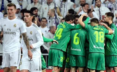 El Colombiano James Rodríguez tuvo la oportunidad de jugar los primeros 45 minutos siendo sustituido por Luka Modric para el inicio de la segunda mitad en la derrota 3-4 de su equipo el Real Madrid, a manos de la Real Sociedad. 
 Soriano/AFP