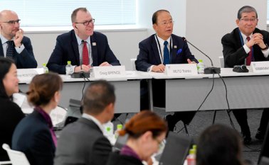 Yoshiro Muto, presidente del comité organizador de los Juegos (tercero de izquierda a derecha), expresó su preocupación por la disminución del interés y entusiasmo por los Juegos que puede generar la propagación del coronavirus.   Jiji Press/AFP