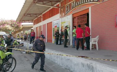En este local de venta de víveres los dos menores ayudaban en el cargue y descargue de mercancía. Dentro de la bodega, ambos jugaban con el arma. Laura Serrano