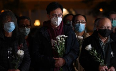 La gente asistió a una vigilia en Hong Kong, este viernes, por la muerte del médico Li Wenliang, de 34 años, quien falleció en Wuhan después de contraer el virus mientras trataba a un paciente. AFP