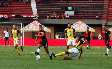 El Cúcuta lucha por empatar el encuentro. Mario Caicedo