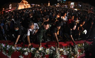 La gente deposita flores en una vigilia por las víctimas después de un tiroteo masivo mortal en Nakhon Ratchasima el 9 de febrero de 2020. - Un soldado tailandés que mató al menos a 30 personas antes de ser asesinado a tiros en un centro comercial. AFP