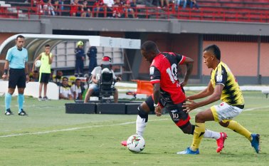 Hernán Darío Burbano tuvo un debut inesperado con la camiseta número 10 del Cúcuta Deportivo, pues no generó ninguna opción de gol por las dos bandas ofensivas en las que jugó en la derrota 2-0 frente Alianza Petrolera. Archivo La Opinión