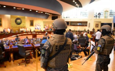Los miembros de las Fuerzas Armadas salvadoreñas dentro de la Asamblea Legislativa durante una protesta para presionar a los diputados para que aprueben un préstamo para invertir en seguridad.