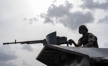En esta foto de archivo del 17 de abril de 2018, un miembro de la Policía Militar de Nigeria montando en un vehículo blindado. Archivo