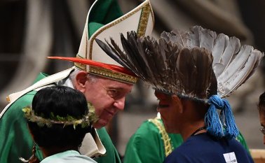 Representantes de uno de los grupos étnicos de la selva amazónica durante una misa oficiada por el papa Francisco en la Basílica de San Pedro, en el Vaticano, el año pasado.
Archivo