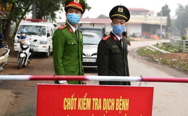 En Vietnam, país fronterizo con el gigante asiático, una ciudad de 10.000 habitantes cercana a Hanoi, fue puesta ayer en cuarentena.
 AFP