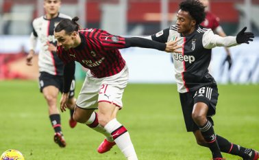 Juan Guillermo Cuadrado (DER), al igual que David Ospina, disputó los 90 minutos de la semifinal de ida de la Copa de Italia. En la foto, lucha un balón con la estrella sueca Zlatan Ibrahimovic. AFP