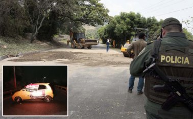 La vía que comunica a Cúcuta con la zona del Catatumbo, donde ayer los subversivos detonaron una carga explosiva, fue habilitada nuevamente. Mario Caicedo / La Opinión