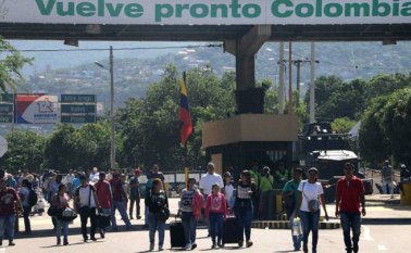 El comandante de las Fuerzas Militares, agregó que las comunidades indígenas llevaron los cadáveres hasta Puerto Leguízamo, un municipio fronterizo con Perú. AFP
