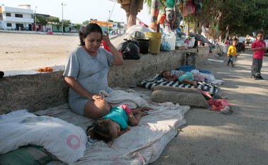 Decenas de madres, unas embarazadas y otras con hijos pequeños, han hecho de esta cancha su hogar en Colombia. Mario Caicedo