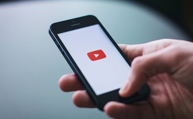 70% del tiempo de visualización de YouTube es en celulares, lo que ha impuesto el vídeo horizontal. Pixebay reference