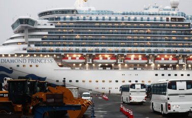 El crucero navegaba con más de 3.700 personas bordo entre pasajeros y tripulación, cuando a inicios de febrero un turista desembarcó en Hong Kong y arrojó resultado positivo a COVID-19. AFP