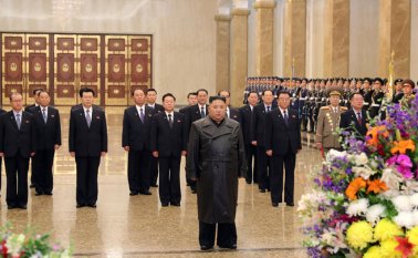 El líder norcoreano Kim Jong Un (centro) en el mausoleo de su padre y ex líder Kim Jong Il, en el Palacio del Sol de Kumsusan. AFP