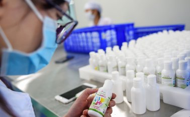 Un trabajador fabrica desinfectante de manos en una fábrica en Hanoi, en medio de las preocupaciones por el brote de coronavirus COVID-19. Los casos confirmados del coronavirus COVID-19 en Taiwán se elevan a 20. AFP