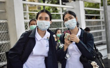 Los chinos parecen acostumbrarse a la mortal epidemia de COVID-19 y siguen las instrucciones y recomendaciones de sus autoridades de salud. AFP