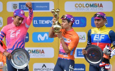 La competencia más importante del país terminó a favor del corredor colombiano Sergio Higuita (centro) que obtuvo su primer título en carreras por etapas. AFP