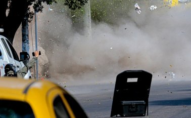 Expertos antiexplosivos intentaron cuatro veces desactivar la carga que fue dejada en una caja que tras la revisión de un canino dio positivo para explosivo. AFP