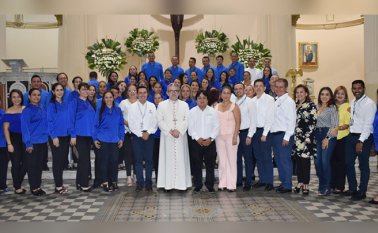 El director administrativo, Omar Javier Pedraza, miembros del consejo directivo y el cuerpo de docentes, junto a Monseñor Víctor Manuel Ochoa, obispo de Cúcuta. Alfredo Estévez