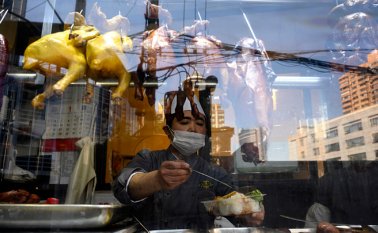 Hasta los pollos y embutidos son objeto de protección contra la epidemia de coronavirus en China. La foto fue tomada ayer en Shanghái. AFP