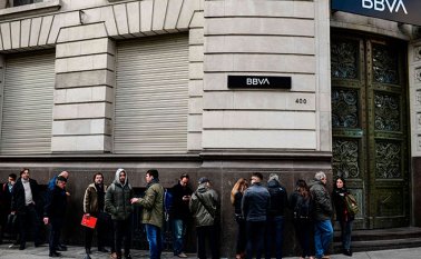 El gobierno argentino también endureció un férreo control de cambio y de capitales para contener la salida de divisas que impulsa el precio del dólar. Archivo