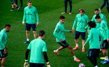Los jugadores del Real Madrid asisten a una sesión de entrenamiento, entre ellos el colombiano James Rodríguez, este martes, en la víspera de su partido contra el Manchester City. AFP