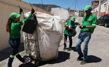 La Asociación Renacer, la única empresa de reciclaje legalmente constituida ante la Superintendencia de Servicios Públicos está compuesta por 80 personas, en su mayoría mujeres cabeza de familia. Foto Roberto ospino / La Opinión