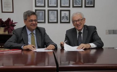 El alcalde de Cúcuta, Jairo Yáñez, firmó un convenio con el director de la Función Pública, Fernando Grillo, para avanzar en la modernización del municipio.
Cortesía
