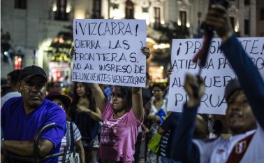 "¡Vizcarra! Cierra las fronteras. No al ingreso de delincuentes venezolanos", decía una de las pancartas que levantaban los manifestantes. AFP