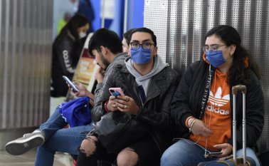 En México un joven dio positivo al contagio con el nuevo coronavirus, mientras que otro está aislado en espera de los resultados de sus análisis.
AFP