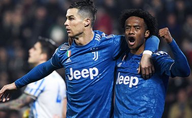 Cristiano Ronaldo y Juan Guillermo Cuadrado celebran un gol de la Juve. AFP