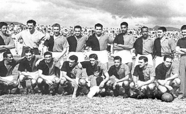 Parados de izquierda a derecha: ‘Tarzán’ Mendoza, Juan ‘El Niño’ Tulic, Eusebio ‘Gato’ Tejera, ‘Cajurra’ Díaz, Ángel Otero, Lauro Rodríguez, Julio Ulises Terra, Shubert Gambetta, Fernández DT y Washington Barrios.Agachados: Luis Alberto ‘Chino’ Luz, Juan de Lucca, Carlos Zunino, Antonio Sacco, Juan Carlos Toja, ‘Dardo’ Acuña, Ramon Alberto Villaverde y Bibiano Zapiraín. Archivo La Opinión