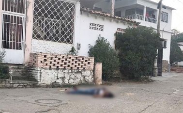 El cadáver de Catalina Escobar García quedó tendido en la escena del hecho. la mujer debía estar cumpliendo su prisión domiciliaria. Cortesía