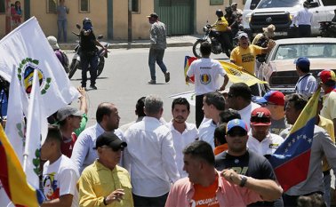 Manifestación de Guaidó atacada a balas.  AFP