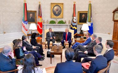 Este lunes se reunieron ambos mandatarios.  AFP