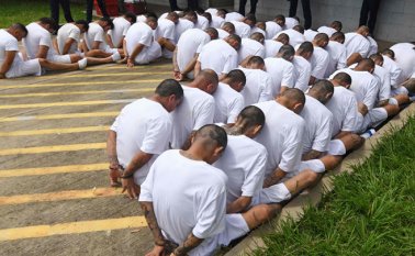 En esta imagen de archivo, del 9 de agosto de 2017, reclusos miembros de las pandillas MS-13 y Barrio 18. El presidente de El Salvador ordenó que todos los presos permanecieran incomunicados indefinidamente, luego de la desaparición de un soldado. AFP