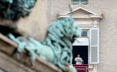 El papa, de 83 años, tuvo dos ataques de tos el domingo, en la oración del Ángelus, oficiada en la plaza de San Pedro desde la ventana del palacio apostólico. AFP