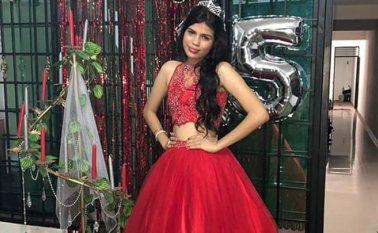 Vestida de rojo, María Fernanda Sabogal celebró sus 15 años en su casa. Ese día estaba alegre y compartió con todos sus familiares y amigos. Era la menor de tres hermanos. Tomada de Facebook