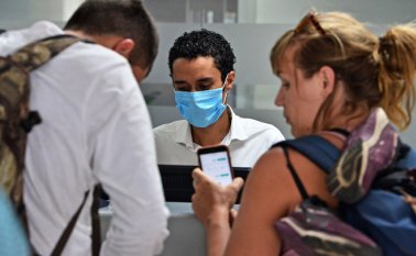 El nerviosismo que reina volvió este viernes a desplomar bolsas y petróleo y obligó a cancelar eventos.
AFP