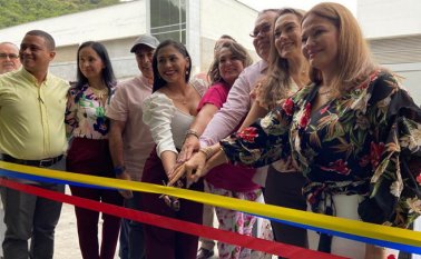 Nelson Castillo, gerente de La Mejor, y los miembros de la junta directiva de la empresa Katherine Navas, Claudia Navas, Juan Carlos Navas, Mónica Navas y María del Pilar Navas inauguran una bodega en Bucaramanga.
Cortesía