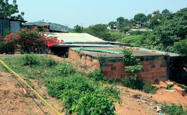 Parte trasera de la casa donde cayó el hombre asesinado, en el barrio San Gerardo. Mario Caicedo