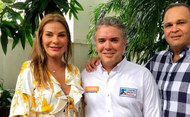 Fotografía en la que el ‘Ñeñe’ Hernández abraza con total confianza al hoy presidente de los colombianos, Iván Duque Márquez. Colprensa