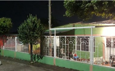 Dos hombres dispararon desde las rejas de la casa esquinera. Cortesía