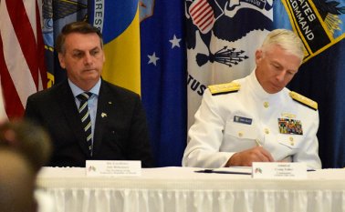 El presidente de Brasil con el jefe del Comando Sur de Estados Unidos. AFP