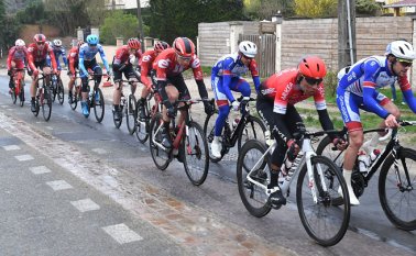 El piloto colombiano del equipo Arkea Samsic Nairo Quintana (derecha) quedó a 1:50 del líder en la general, tras la segunda etapa. AFP