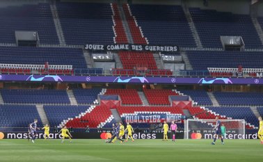 El fútbol sigue siendo uno de los deportes más afectados por el coronavirus. Algunos partidos se han tenido que jugar a puerta cerrada y otros se han tenido que aplazar AFP