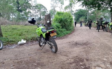 A la víctima lo encontraron a la orilla de esta carretera en Guaramito. Se desconoce su identidad. Cortesía