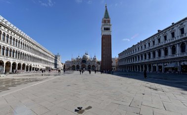 La tradicional Plaza de San Marcos de Venecia, casi desierta por culpa del coronavirus. AFP